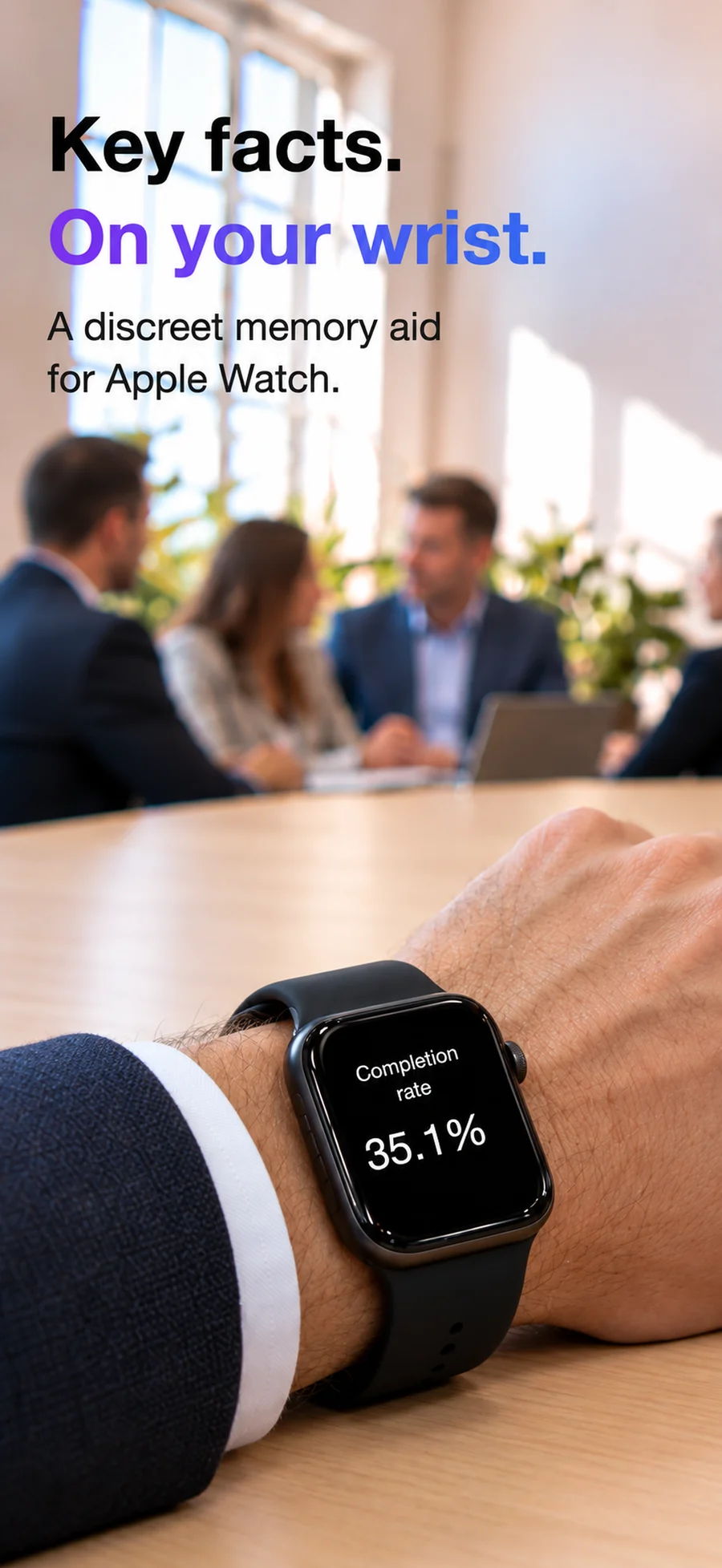 একটি মিটিংয়ে অংশ নেওয়ার সময় একজন ব্যক্তি Apple Watch-এ একটি মূল চিত্র পরীক্ষা করছেন৷